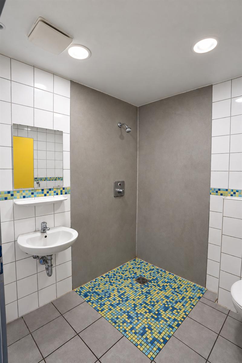Douche in het sanitairgebouw